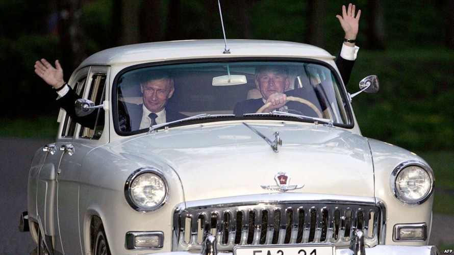 Tổng thống Mỹ George Bush đã lái xe Volga chở ông Putin đi dạo quanh Moscow năm 2005.