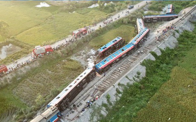 Hiện trường vụ tàu khách đâm xe tải làm 2 người chết tại Tĩnh Gia, Thanh Hóa, ngày 24/5.