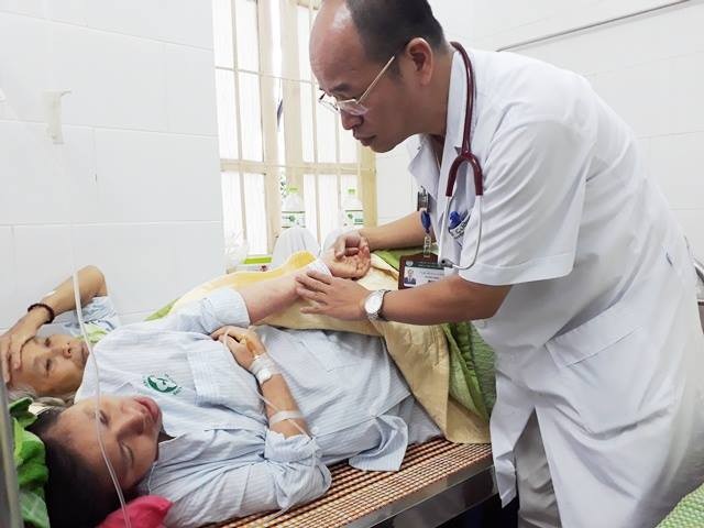 Thăm khám cho thai phụ mắc SXH tại Bệnh viện Bạch Mai