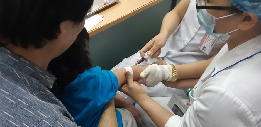 Chỉ trong hai ngày 15 và 16/3 đã có 1.500 trẻ ở Bắc Ninh được bố mẹ đưa xuống bệnh viện tại Hà Nội xét nghiệm tìm sán lợn. Ảnh: Hòa Thuận
