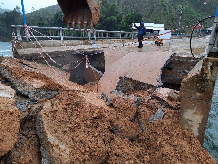 Cầu bê tông dẫn vào KDC mới Bằng La, xã Trà Leng bị xói lở hư hỏng nặng. Ảnh H. Thọ