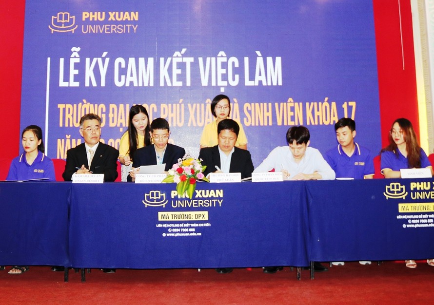 Ký cam kết giới thiệu và đảm bảo việc làm cho sinh viên Đại học Phú Xuân Huế