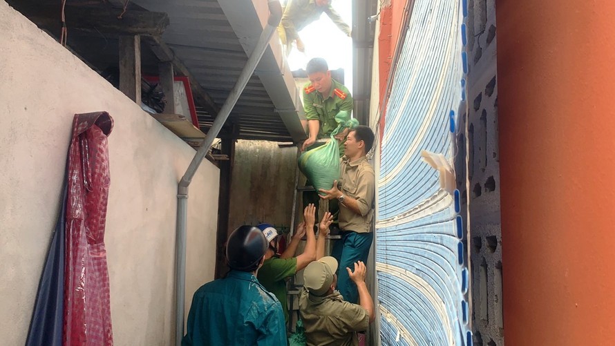 Lực lượng phản ứng nhanh giúp dân TP Huế phòng chống lụt bão.