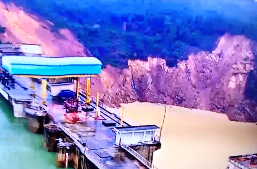 Hiện trường sạt lở đất đá vừa xảy ra tại vai trái hạ lưu thủy điện Hương Điền.