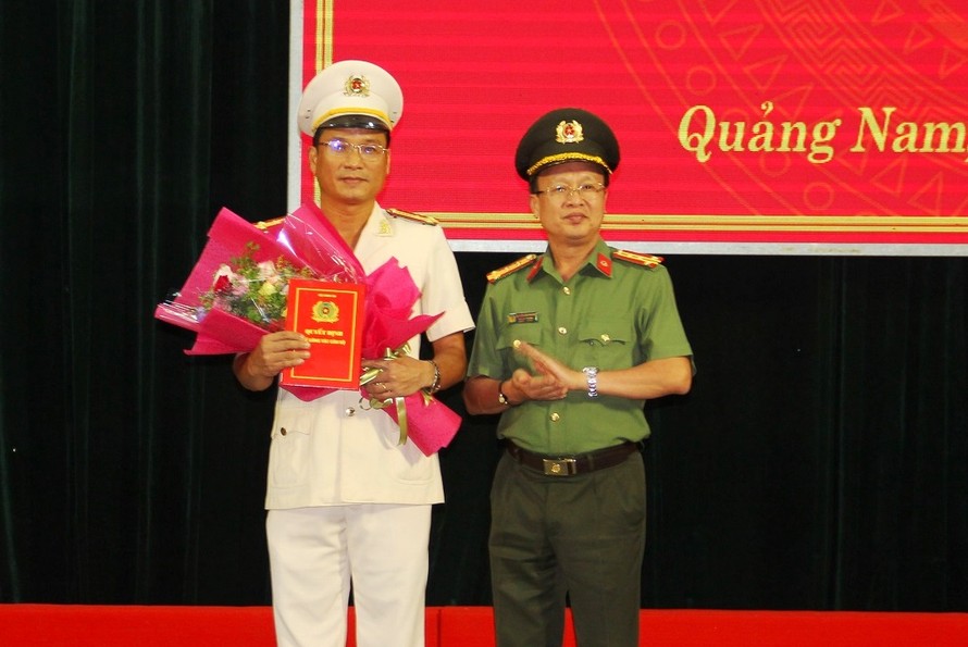 Thượng tá Hồ Song Ân (trái) được bổ nhiệm là tân Phó Giám đốc Công an tỉnh Quảng Nam
