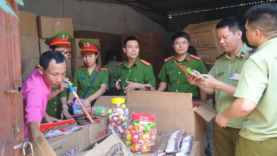 50 tấn bánh kẹo, đồ chơi trẻ em nhập lậu đã bị cảnh sát bắt giữ khi đang trên đường về Hà Nội tiêu thụ