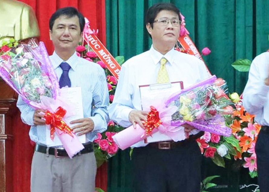 Hai ông Võ Ngọc Hòa (phải) và Lê Tấn Thảo tại lễ nhận quyết định bổ nhiệm Chủ tịch và Phó chủ tịch huyện Đông Hòa vào tháng 1/2026, nay đều đã bị khởi tố. Ảnh PYO