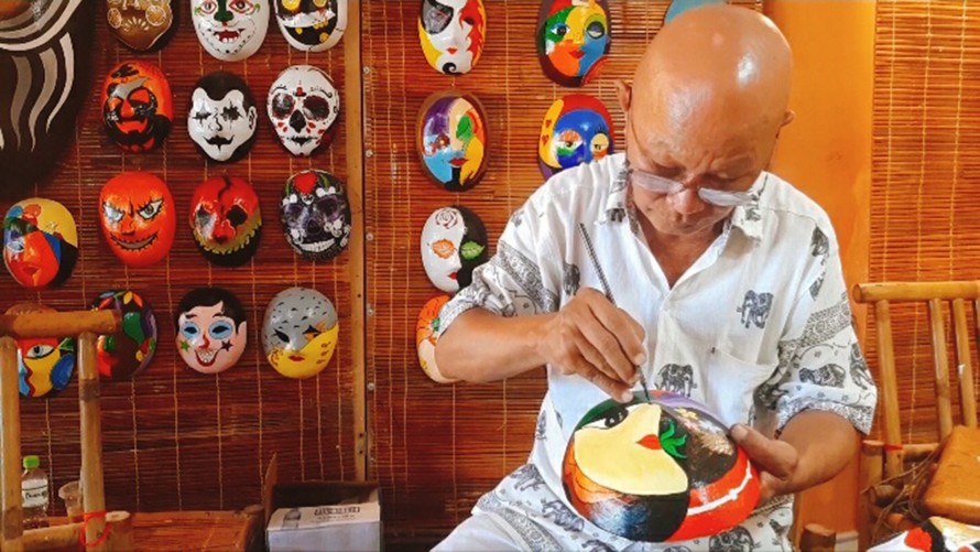 Nghệ nhân Bùi Quý Phong - người vẽ mặt nạ thời gian - ảnh Thu Uyển