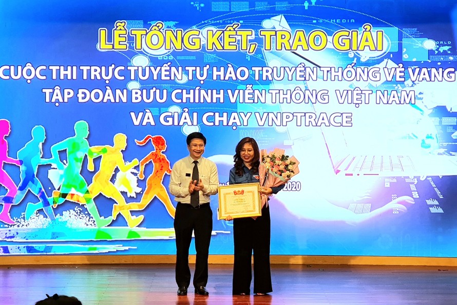 Ban tổ chức trao giải Nhất cuộc thi trực tuyến “Tự hào truyền thống vẻ vang Tập đoàn Bưu chính Viễn thông Việt Nam” cho thí sinh Trịnh Thị Thu Hiền, VNPT-IT.