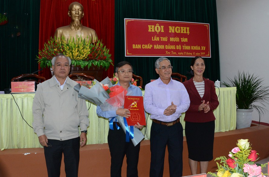 Thường trực Tỉnh ủy Kon Tum trao quyết định cho ông Nguyễn Hữu Thạch. 