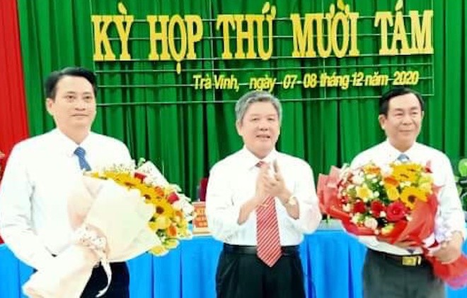 Bí thư Tỉnh ủy Trà Vinh Ngô Chí Cường chúc mừng ông Lê Thanh Bình và ông Nguyễn Quỳnh Thiện. Ảnh: A.M.