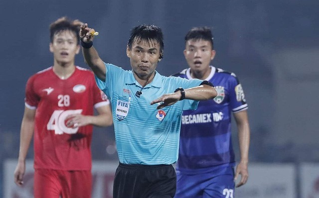 Trọng tài bẻ còi ở sân Hàng Đẫy 'thất nghiệp'