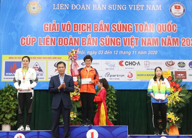Xạ thủ Lệ Quyên (trái)- vợ của HLV tân vương V-League Trương Việt Hoàng giành HCB bắn súng