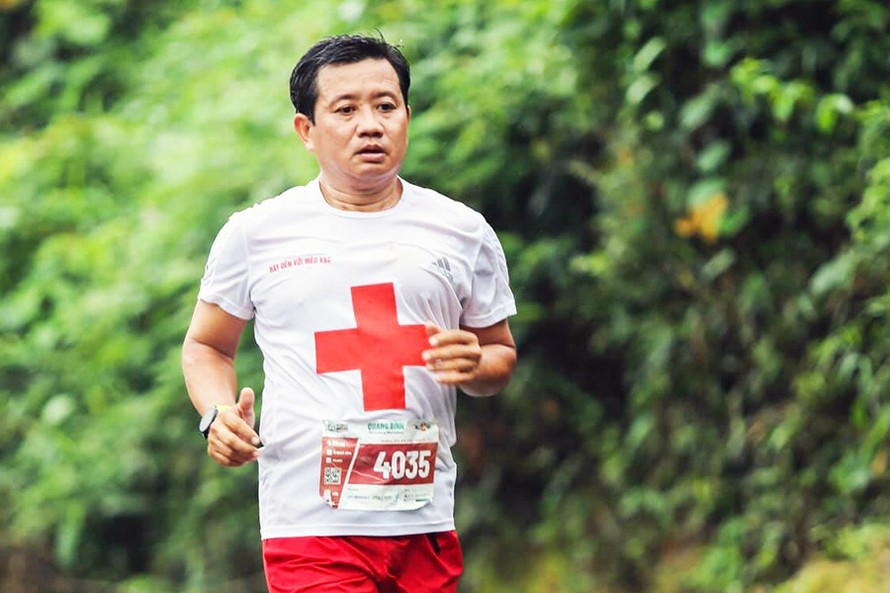 Ông Đoàn Ngọc Hải kết hợp chạy bộ với làm từ thiện