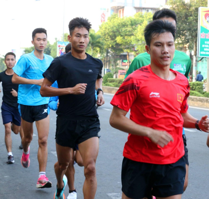 Trịnh Quốc Lượng (áo đen) chuyển sang cự ly 42,195km tại Tiền Phong Marathon 2021. Ảnh: Như Ý