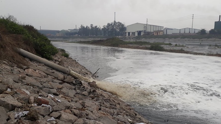 Nhiều nhà máy tái chế giấy ở xã Phú Lâm, huyện Tiên Du xả thải ra sông Ngũ Huyện Khê