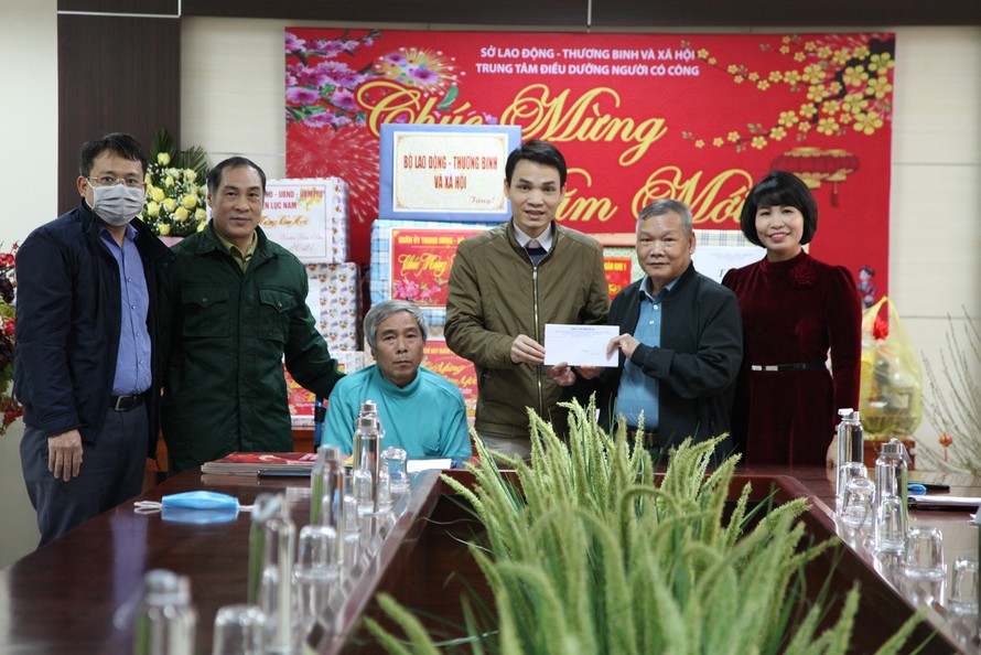 Đại diện Hợp tác xã Hải An và Cty TNHH Hải Âu và đại diện báo Tiền Phong tặng quà các thương bệnh binh tại Trung tâm Điều dưỡng người có công tỉnh Bắc Giang