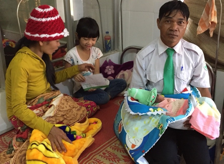 Tài xế Kpa Điêm và em bé thứ 100 sinh ra trên taxi của Mai Linh.