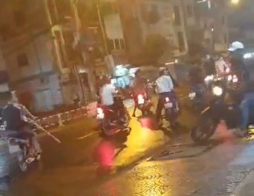 Nhóm thanh niên hỗn chiến trên đường.