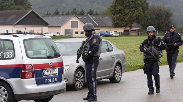 Cảnh sát Áo làm nhiệm vụ tại phía tây Vienna (Ảnh: Reuters)