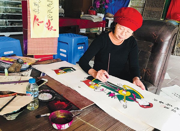 Nghệ nhân Nguyễn Thị Oanh - nữ nghệ nhân đầu tiên và duy nhất được phong “Nghệ nhân làng nghề Việt Nam” tại làng nghề tranh Đông Hồ