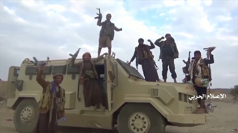 Chiến binh Houthi ăn mừng chiến thắng.