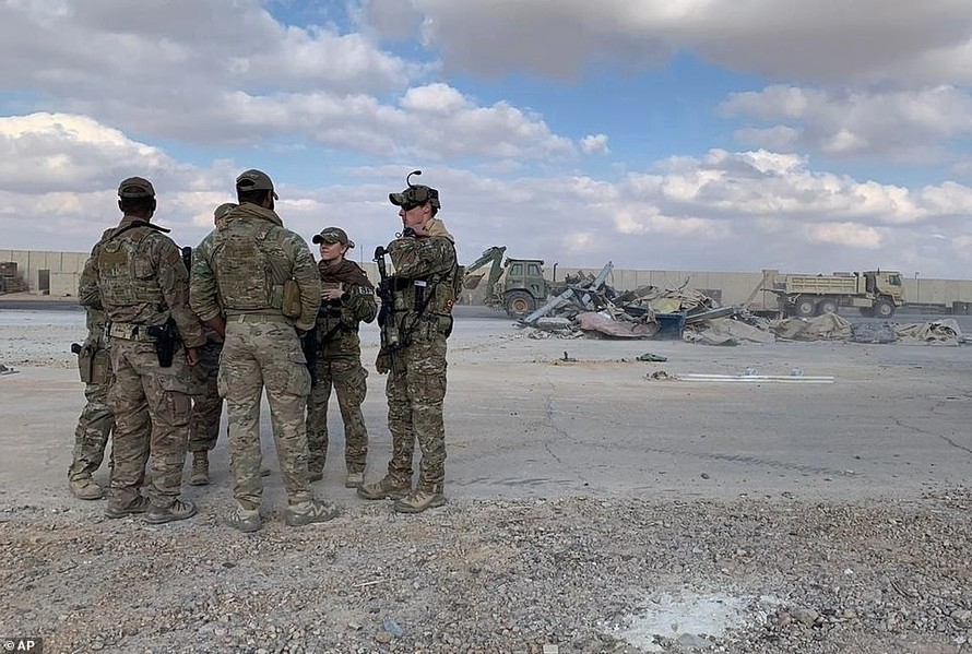 Binh sĩ Mỹ dọn dẹp căn cứ Ain al-Asad sau khi trúng tên lửa Iran hồi tuần trước. Ảnh: AP