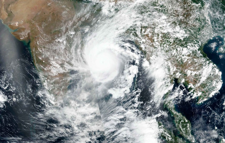 Bão Amphan nhìn từ vệ tinh. Ảnh: NASA