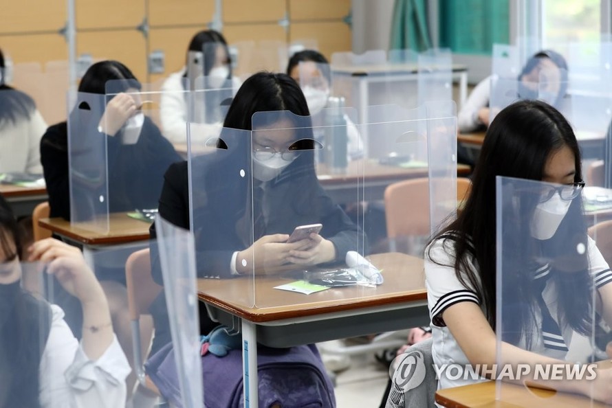 Biện pháp phòng dịch COVID-19 tại một trường học ở Hàn Quốc, khi các học sinh cấp 3 bắt đầu quay trở lại trường. Ảnh: Yonhap