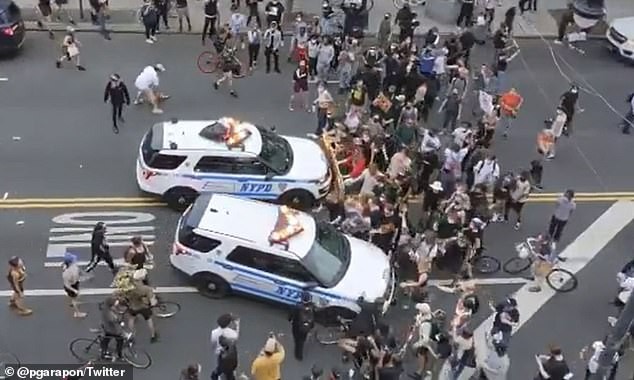 Hai chiếc xe cảnh sát hùng hổ lao vào đám đông người biểu tình ở Mỹ. Ảnh cắt từ video