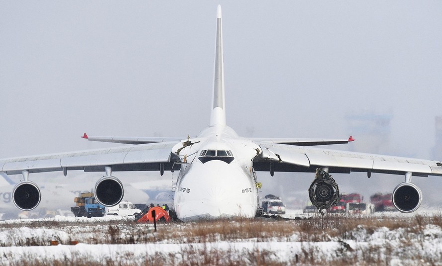 Chiếc An-124 nằm ngoài đường băng sân bay sau sự cố. Ảnh: Ria Novosti.