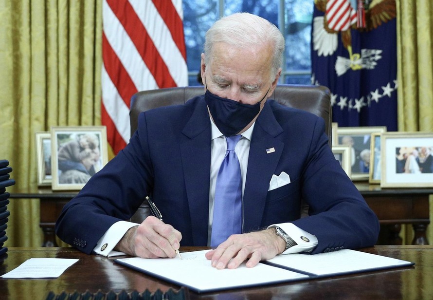 Ông Biden trong Phòng Bầu dục. Ảnh: Reuters
