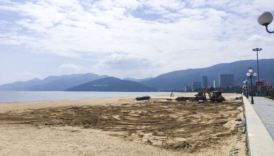 Công trình xây dựng không phép được tháo dỡ, hoàn trả mặt bằng bãi biển Quy Nhơn.