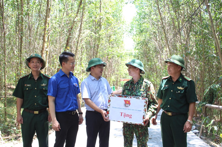 Bí thư thường trực TƯ Đoàn Nguyễn Anh Tuấn đã thăm và tặng quà các chiến sĩ tình nguyện trong Chiến dịch Thanh niên Tình nguyện hè năm 2020 đang thực hiện công tác dân vận trên địa bàn huyện Hòa Vang (Đà Nẵng)