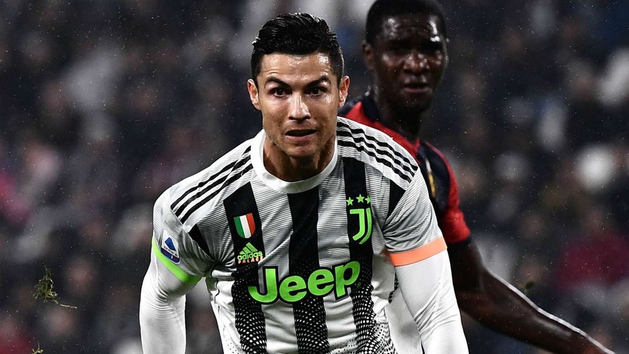 Cristiano Ronaldo tỏa sáng giúp Juventus hạ Genoa.