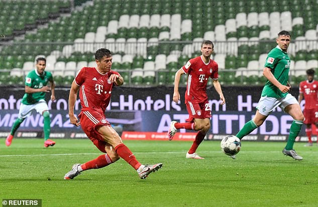 Robert Lewandowski ghi bàn thắng duy nhất giúp Bayern Munich hạ Bremen 1-0.