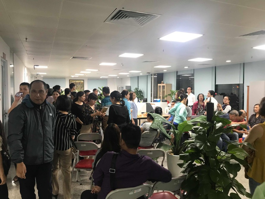 Người dân kéo tới trụ sở Cty Hoàng Nhất Nam vào tối 14/3 để đòi quyền lợi đất đai. Ảnh: Nguyễn Thành.