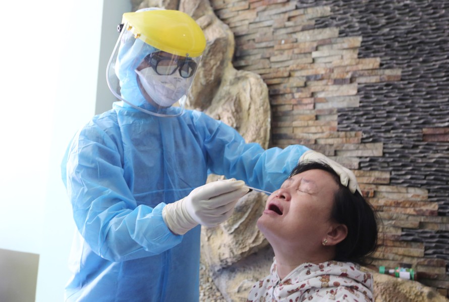 Lấy mẫu xét nghiệm người dân vùng có nguy cơ lây nhiễm COVID-19 ở Đà Nẵng. 