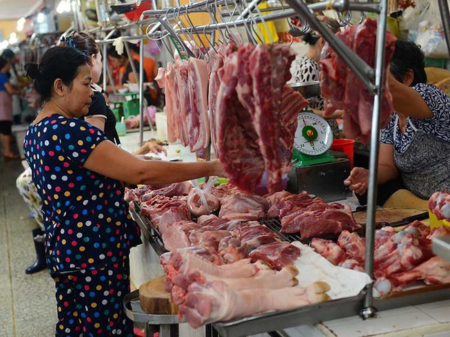 Lãnh đạo Bộ NN&PTNT cho biết, giá thịt lợn từ chuồng trại đến tay người tiêu dùng phải qua 2-5 khâu trung gian, đẩy giá tăng khoảng 43%.
