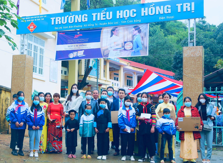 Giáo viên, học sinh trường tiểu học Hồng Trị, huyện Bảo Lạc, tỉnh Cao Bằng vui mừng khi đoàn công tác đến tham và tặng quà