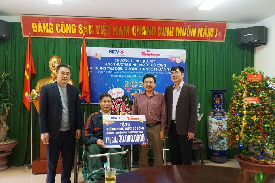 Ngân hàng BIDV trao tặng 30 triệu đồng cho Trung tâm điều dưỡng thương binh Thuận Thành (Bắc Ninh)