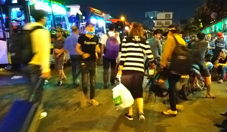 Người dân ở Sài Gòn chật vật kiếm tấm vé muộn về quê nghỉ lễ