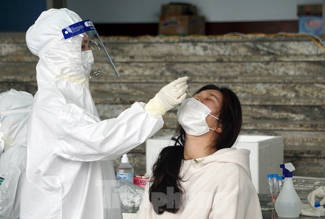 Lực lượng y tế lấy mẫu xét nghiệm người dân tại TP Hải Dương.