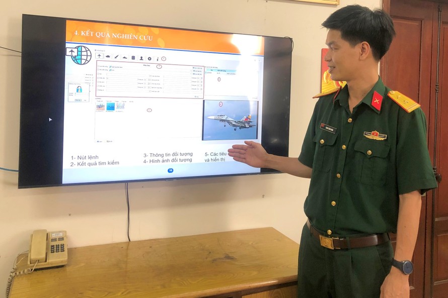 Trung tá Phạm Xuân Hoàn giới thiệu module quản lý khoá giải đoán trong phần mềm xử lý thông tin ảnh viễn thám hỗ trợ giải đoán mục tiêu