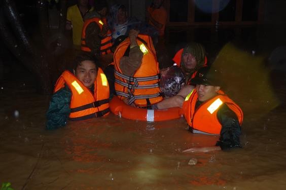 Bộ đội Biên phòng Quảng Trị đưa người dân di tản khỏi vùng ngập lụt trong đêm 17/10. Ảnh: BĐBP
