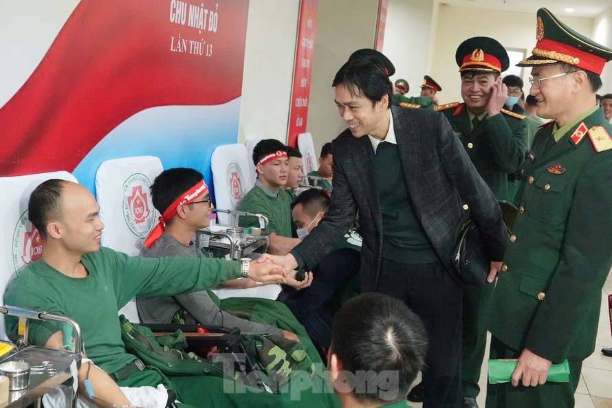 Lãnh đạo Báo Tiền Phong và các đơn vị trò chuyện, động viên cán bộ, học viên Trường Sĩ quan Chính trị tham gia Chủ nhật Đỏ lần thứ XIII, sáng 17/1