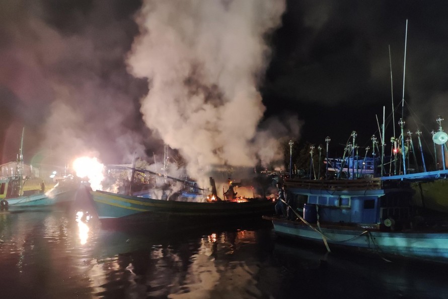 Hiện trường vụ cháy tàu cá ngư dân tối 26/6 ở Phú Quốc