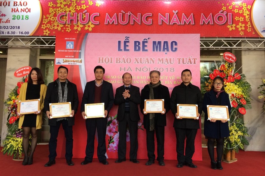 Báo Tiền Phong nhận giải thưởng tại hội báo xuân 2018