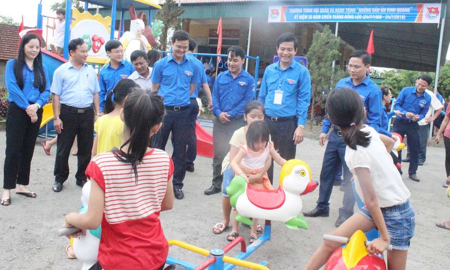 Bí thư T.Ư Đoàn Bùi Quang Huy và đoàn công tác trao tặng sân chơi trẻ em trị giá hơn 60 triệu đồng tại thôn Vĩnh Mới, xã Thạch Tiến (Thạch Hà).