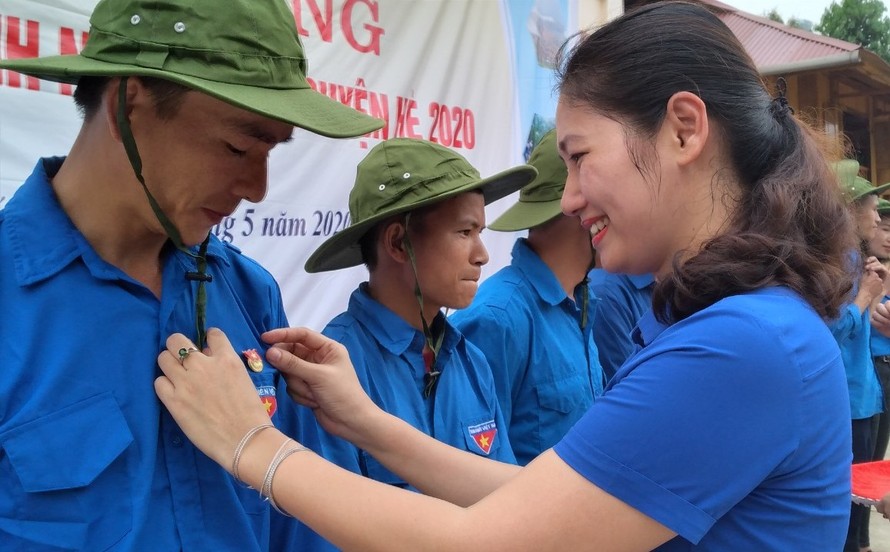 Lãnh đạo Tỉnh Đoàn Yên Bái trao huy hiệu, mũ cho ĐVTN tham gia chiến dịch thanh niên tình nguyện hè.
